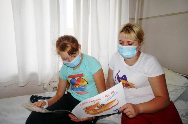 Луцька гімназія передала лікарні книгу, написану для дітей, які зазнали впливу пандемії COVID-19