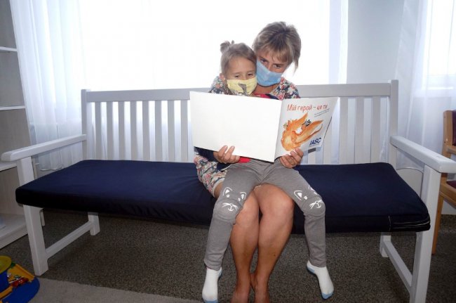 Луцька гімназія передала лікарні книгу, написану для дітей, які зазнали впливу пандемії COVID-19