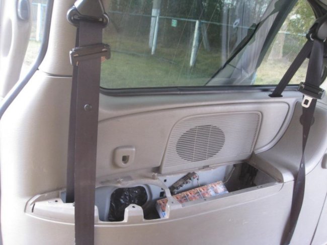 Луцькі прикордонники забрали у білоруса Chrysler через контрабандні цигарки 