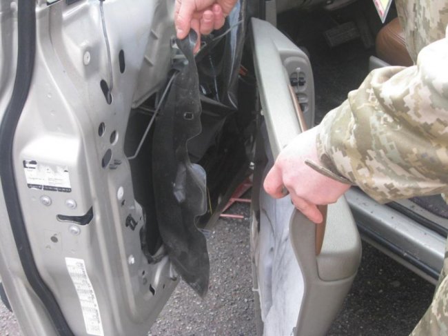 Луцькі прикордонники забрали у білоруса Chrysler через контрабандні цигарки 