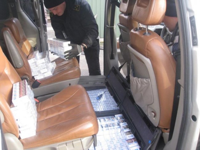 Луцькі прикордонники забрали у білоруса Chrysler через контрабандні цигарки 