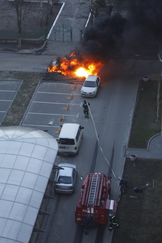 У центрі Києва вибухнув Lexus. ФОТО