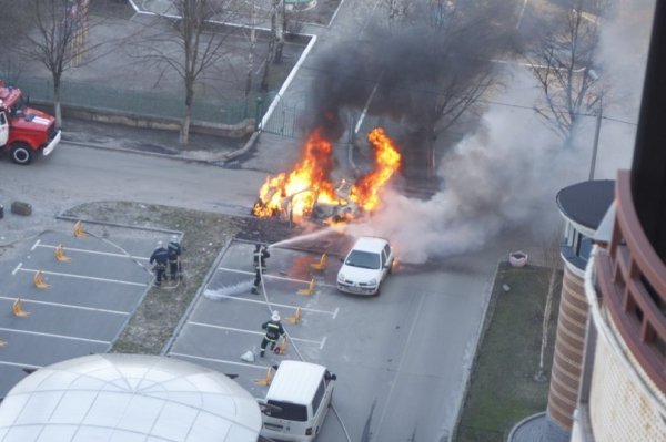 У центрі Києва вибухнув Lexus. ФОТО