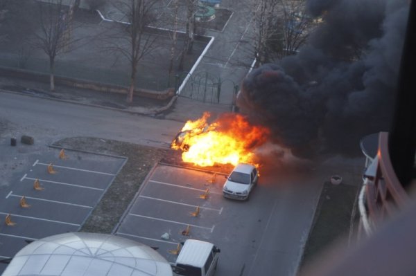 У центрі Києва вибухнув Lexus. ФОТО