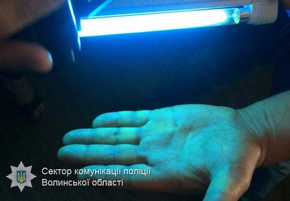 Волинян вимагав хабар за реєстрацію авто з фальшивими номерами. ФОТО