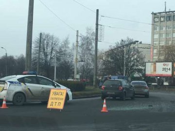 У Луцьку на кільці біля «Глобуса» – аварія. ФОТО