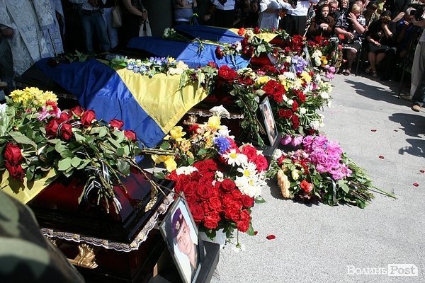 У центрі Луцька відспівали вояків, загиблих під Волновахою. ФОТО