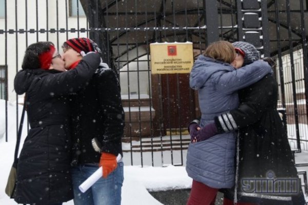 Українські лесбійки пікетували посольство Росії. ФОТО