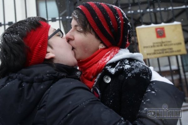 Українські лесбійки пікетували посольство Росії. ФОТО