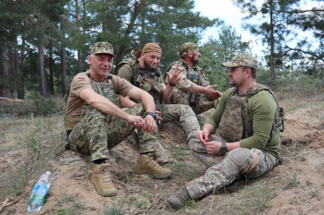 Волинські воїни релаксують на фронті після бою: унікальні фото