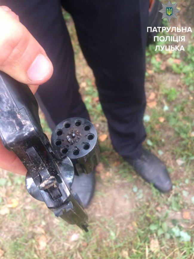 Лучанин погрожував дружині пістолетом
