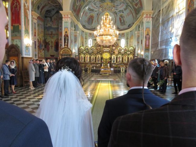 Показали чуттєві фото з вінчання одного з найбажаніших холостяків Волині