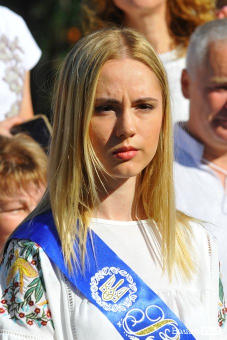 Емоції, квіти, вишиване вбрання: останній дзвоник у луцькій гімназії. ФОТО