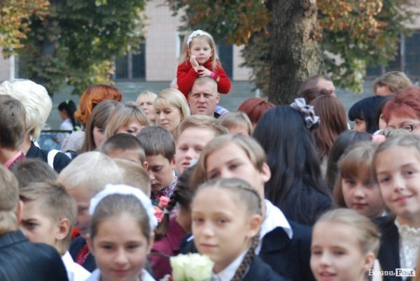 Перший дзвоник у  «найкращій луцькій школі». ФОТО