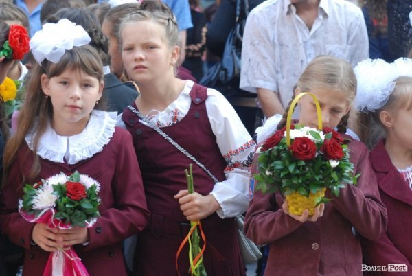 Перший дзвоник у  «найкращій луцькій школі». ФОТО