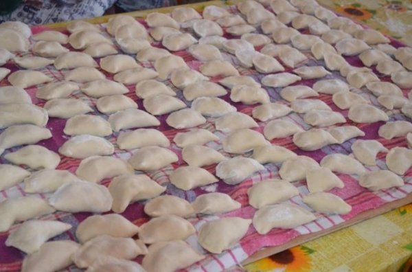 Новий флешмоб: у волинському селі ліпили вареники для військових