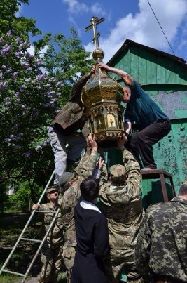 Купол та хрест з Волині прикрашатиме луганський храм, якого створили зі старого вагону. ФОТО