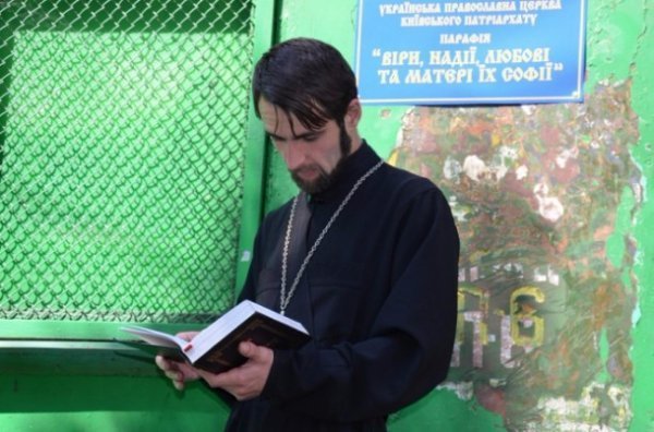 Купол та хрест з Волині прикрашатиме луганський храм, якого створили зі старого вагону. ФОТО