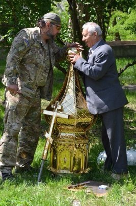 Купол та хрест з Волині прикрашатиме луганський храм, якого створили зі старого вагону. ФОТО