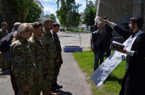 Купол та хрест з Волині прикрашатиме луганський храм, якого створили зі старого вагону. ФОТО