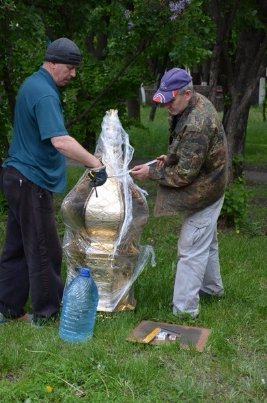 Купол та хрест з Волині прикрашатиме луганський храм, якого створили зі старого вагону. ФОТО