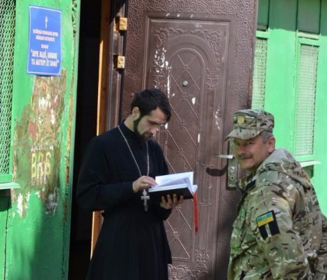 Купол та хрест з Волині прикрашатиме луганський храм, якого створили зі старого вагону. ФОТО