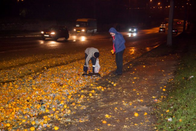 У Дніпрі на трасу висипалися тонни мандаринів. ФОТО