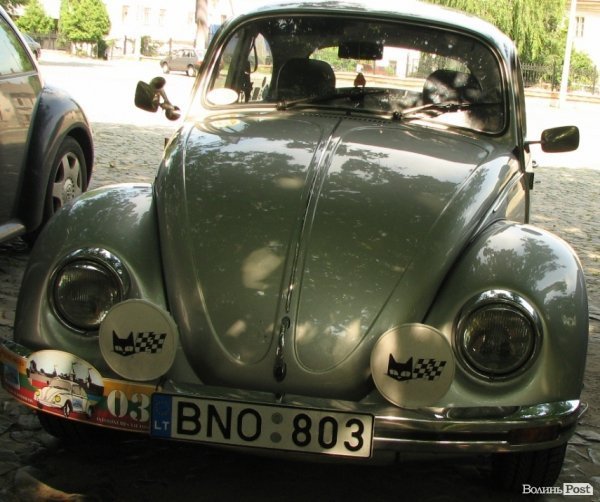 До Луцького замку прибув кортеж ретроавтомобілів. ФОТО