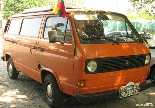 До Луцького замку прибув кортеж ретроавтомобілів. ФОТО