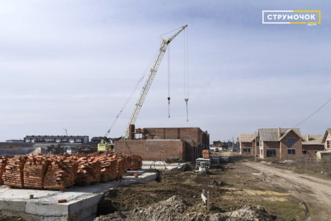 У ЖК «Струмочок» біля Луцька перша секція таунхаусів готова на 40%. ФОТО*