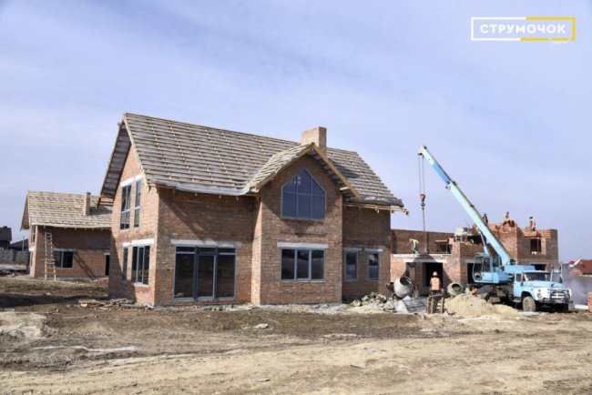 У ЖК «Струмочок» біля Луцька перша секція таунхаусів готова на 40%. ФОТО*