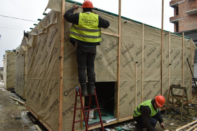 Неподалік Луцька будують тимчасові будинки для переселенців. ВІДЕО, ФОТО