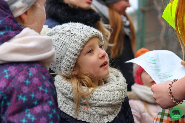Як малеча в луцькому зоопарку ведмедика «лікувала». ФОТО