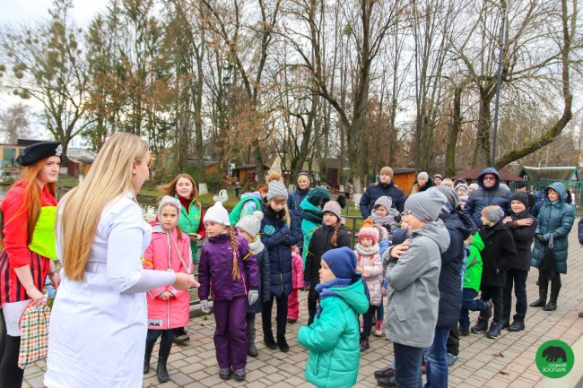 Як малеча в луцькому зоопарку ведмедика «лікувала». ФОТО