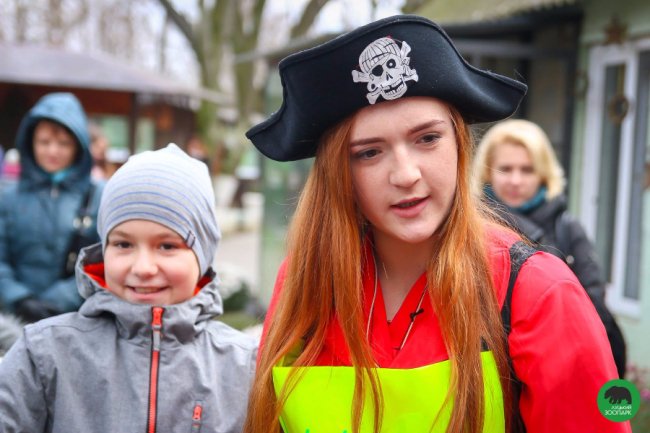 Як малеча в луцькому зоопарку ведмедика «лікувала». ФОТО