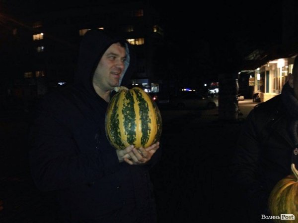 У Луцьку майданівці принесли владі гарбузи