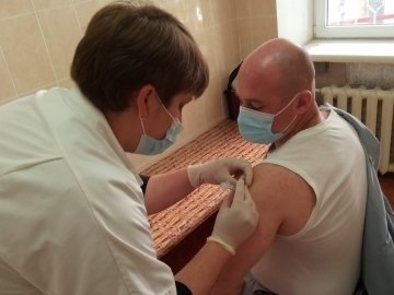 У Луцьку почали вакцинувати від коронавірусу працівників СІЗО