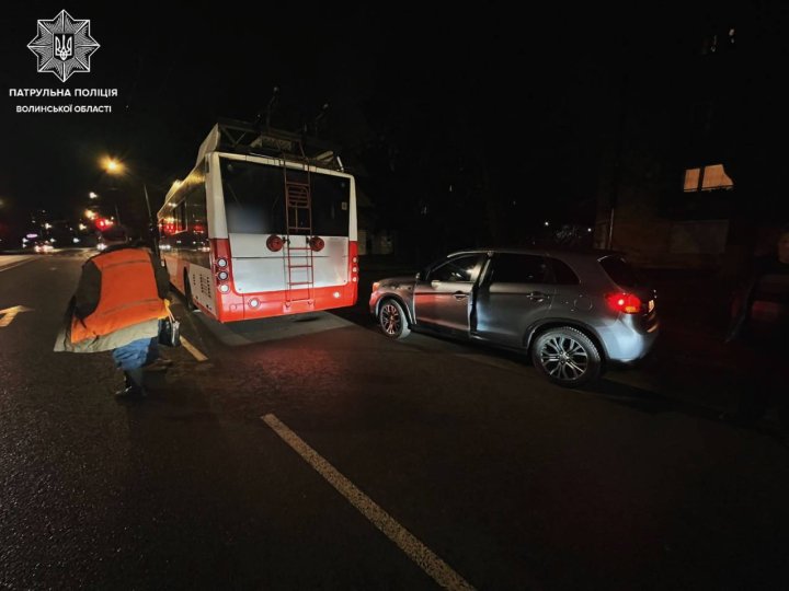 У Луцьку водій тролейбуса в'їхав у припарковане авто