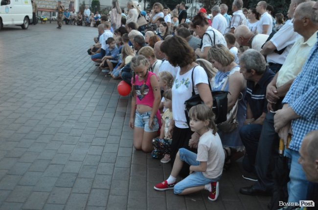 Тисячі людей у центрі Луцька зустріли загиблого Героя. ФОТО