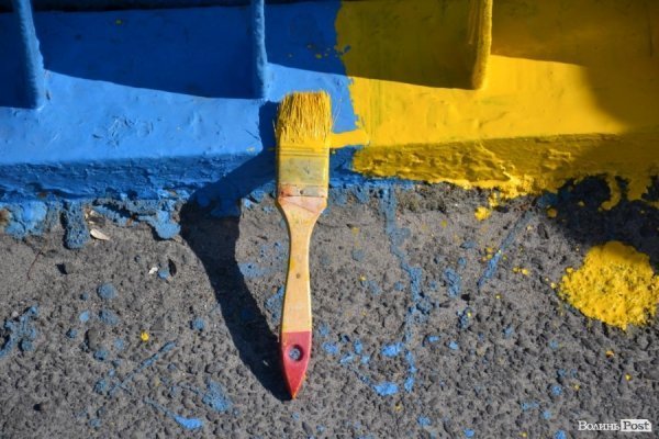 У Луцьку таки дофарбують «патріотичний» міст. ФОТО