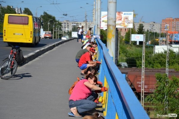 У Луцьку таки дофарбують «патріотичний» міст. ФОТО