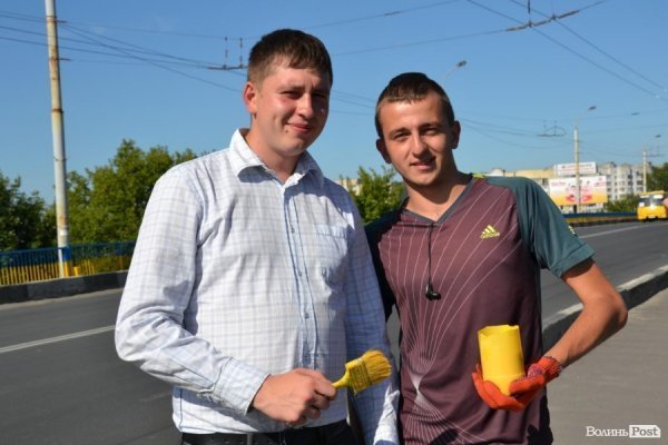 У Луцьку таки дофарбують «патріотичний» міст. ФОТО