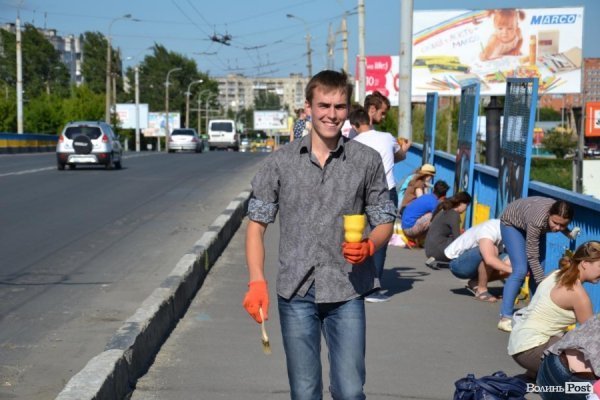 У Луцьку таки дофарбують «патріотичний» міст. ФОТО