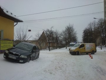 Аварія у Луцьку: мікроавтобус «влетів» у легковик. ФОТО