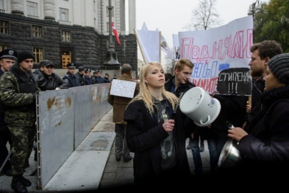 Студенти з порожніми каструлями пікетували Кабмін. ФОТО