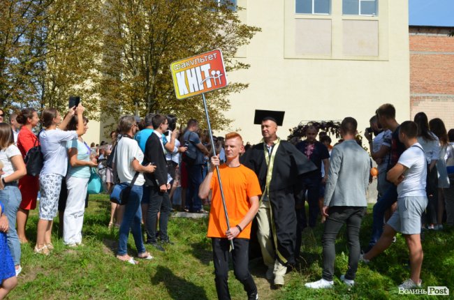 Танець від ректора і завдання від губернатора: як у луцькому «політесі» першачків зустрічали. ФОТО