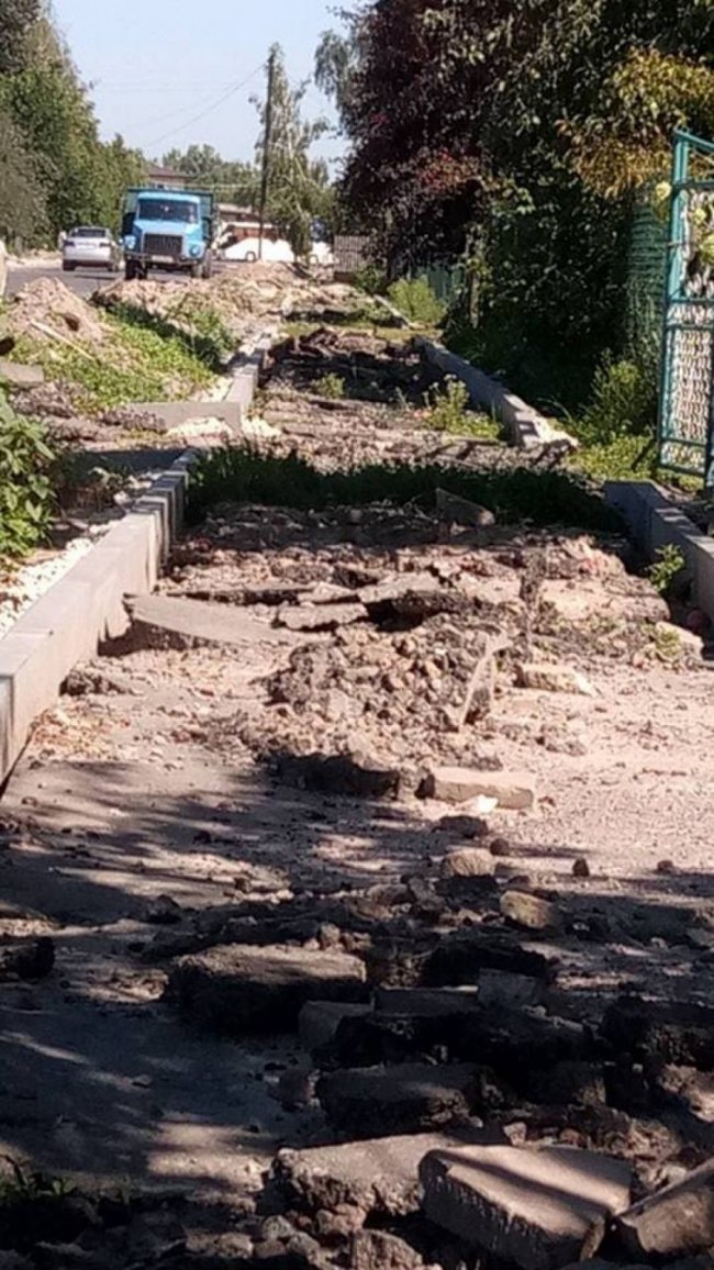 У місті на Волині після ремонту дороги «забули» зробити тротуар