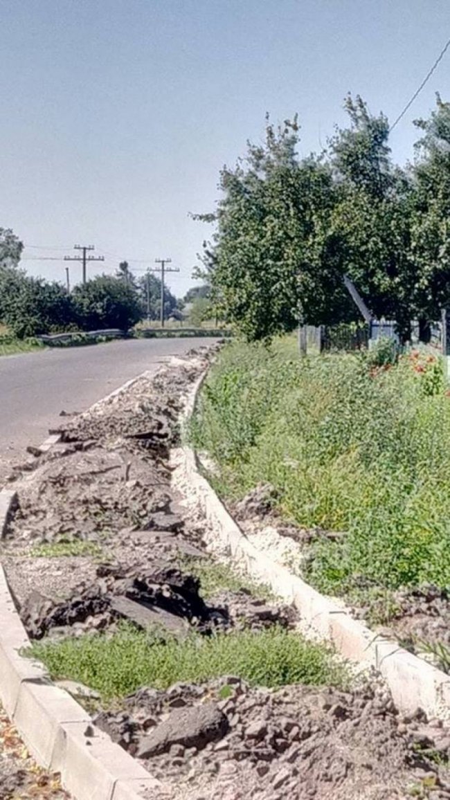 У місті на Волині після ремонту дороги «забули» зробити тротуар