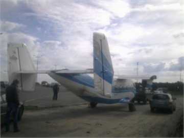 У Києві літак потрапив у аварію на мосту. ФОТО