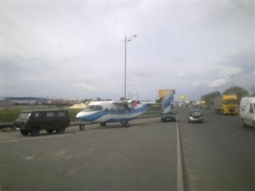 У Києві літак потрапив у аварію на мосту. ФОТО